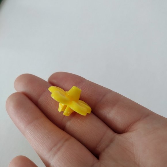 Perky Pet 2 Packs of 9 Count Yellow Replacement Flowers for Feeders - Picture 5 of 7